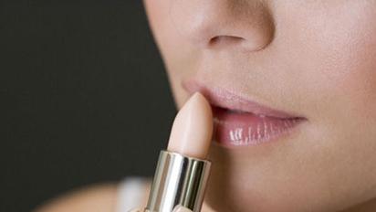 嘴巴起皮涂口红方法,夏天涂口红嘴干起皮怎么办