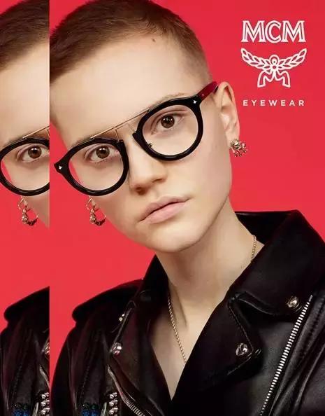 女明星把它宠上了天，一年四季走哪儿带它！