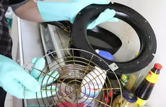 油烟机不管有多脏一个口罩就搞定,油烟机太脏了用什么清理比较干净