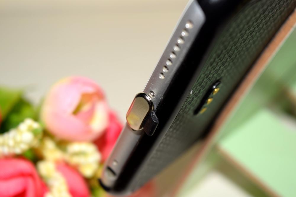 鹰果在手，充电无忧——鹰果磁吸触点式背夹移动电源