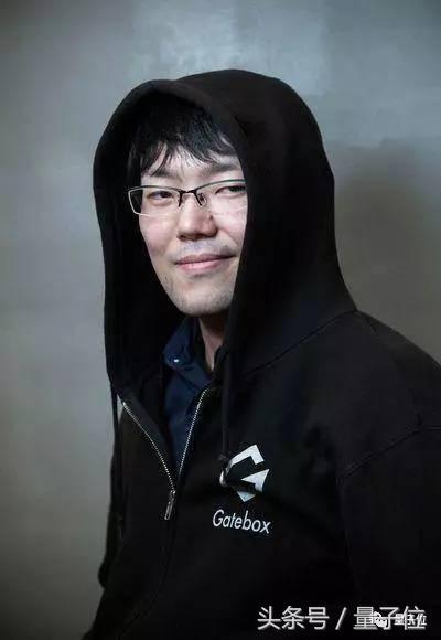 这个日本推出的逼真贴心“虚拟女友”，油管网友表示会看哭