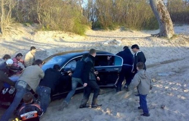 300多万宾利能跑过r8吗,宾利300万