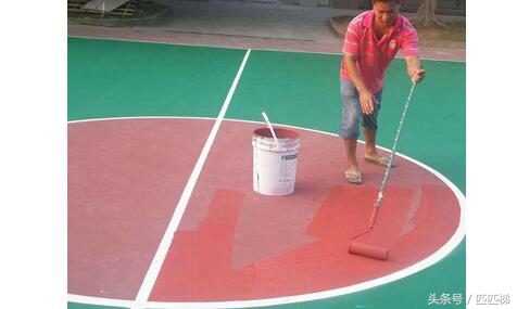 如何区分水泥篮球场和塑胶篮球场,彩色篮球场是不是水泥地