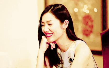 刘雯背的水桶包,刘雯旅行背的包