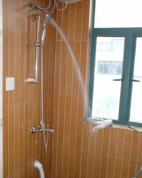 最新农村小伙在家自制太阳能,民间牛人自制太阳能