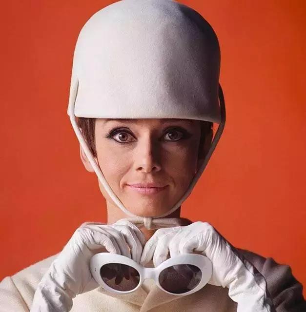 女明星把它宠上了天，一年四季走哪儿带它！