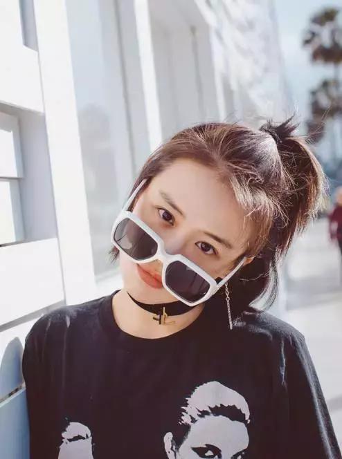 女明星把它宠上了天，一年四季走哪儿带它！