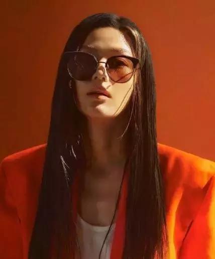 女明星把它宠上了天，一年四季走哪儿带它！