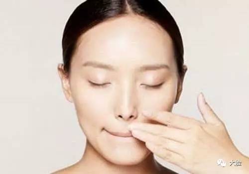 没皱纹才叫年轻！按摩5个部位马上紧致！