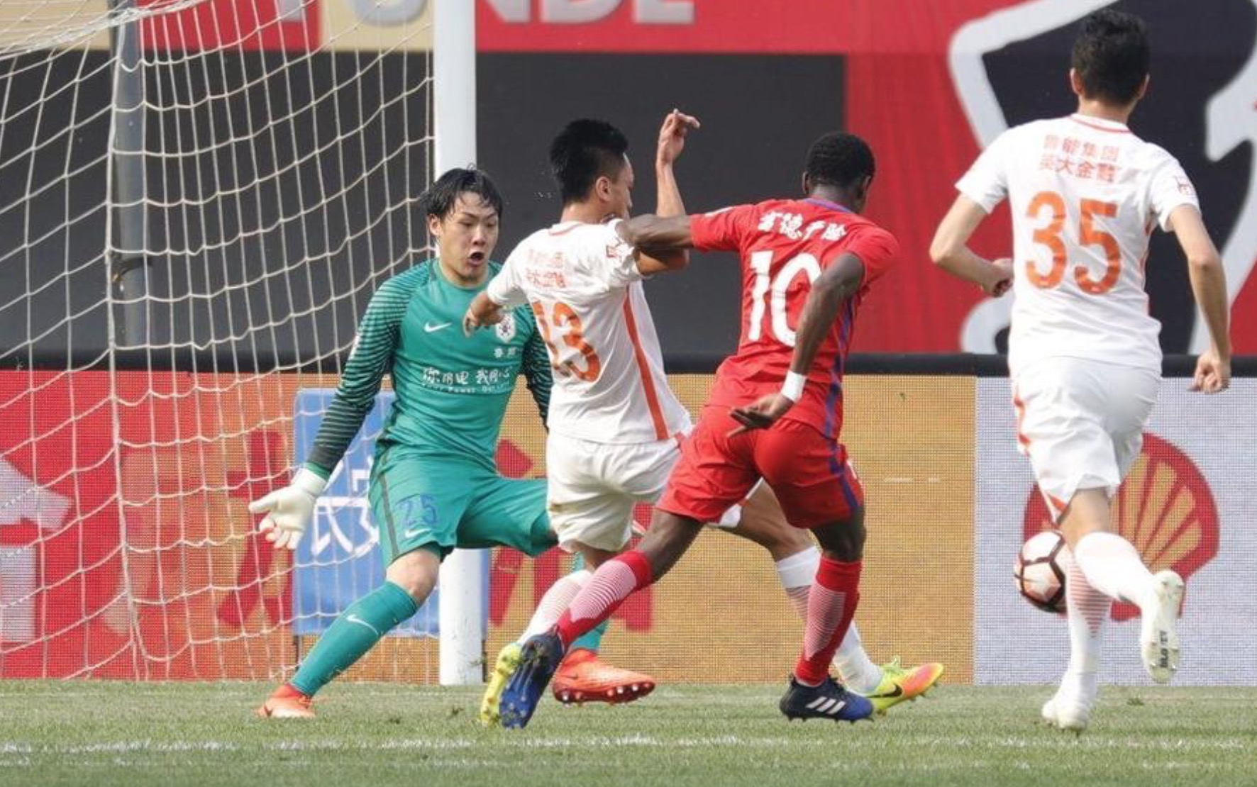 1人神勇+好运气助鲁能战平延边，2短板谁来解决？