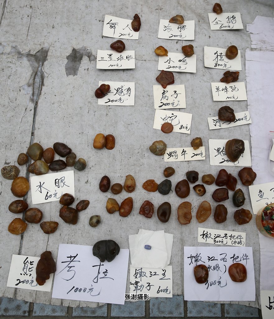 嫩江玛瑙多出自砂场为了得到玛瑙石总有人请求免费干活