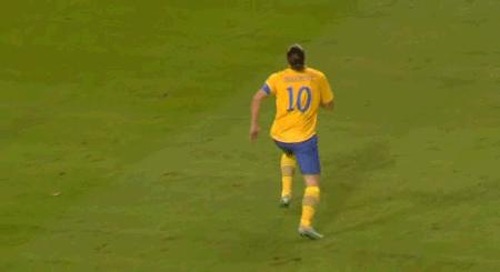 盘点绿茵场上精彩过人,比武打片还精彩的格斗比赛