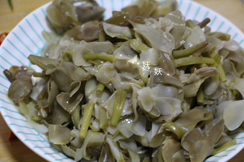 又到栀子花开的季节，城里人餐桌上又要多一道美味，降心火不烦躁