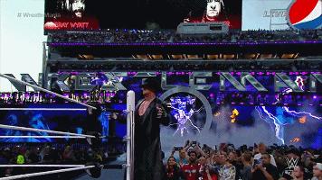 他的传奇不需要WWE冠军来烘托！他只要动动手指，擂台就会踏