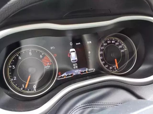 2017jeep自由光内饰功能,2017款jeep自由光可以播放视频