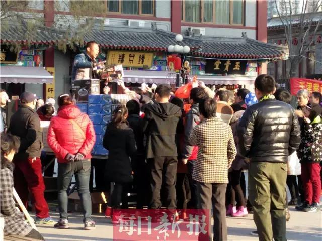 “送锅*局骗**”在天津上演，围观老人都被忽悠了，赶紧告诉家里人