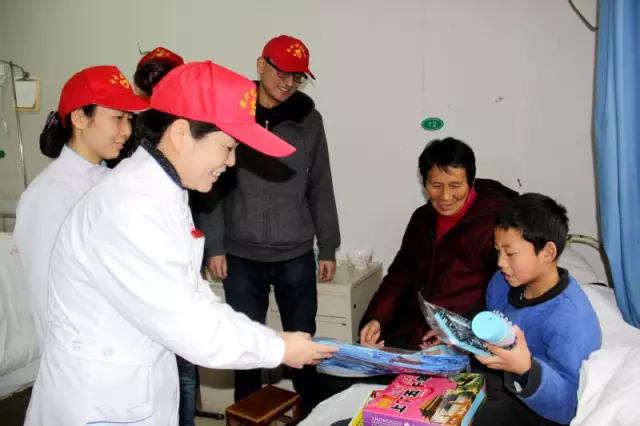 医者仁心温暖贫困患者,医者仁心施恩救小孩