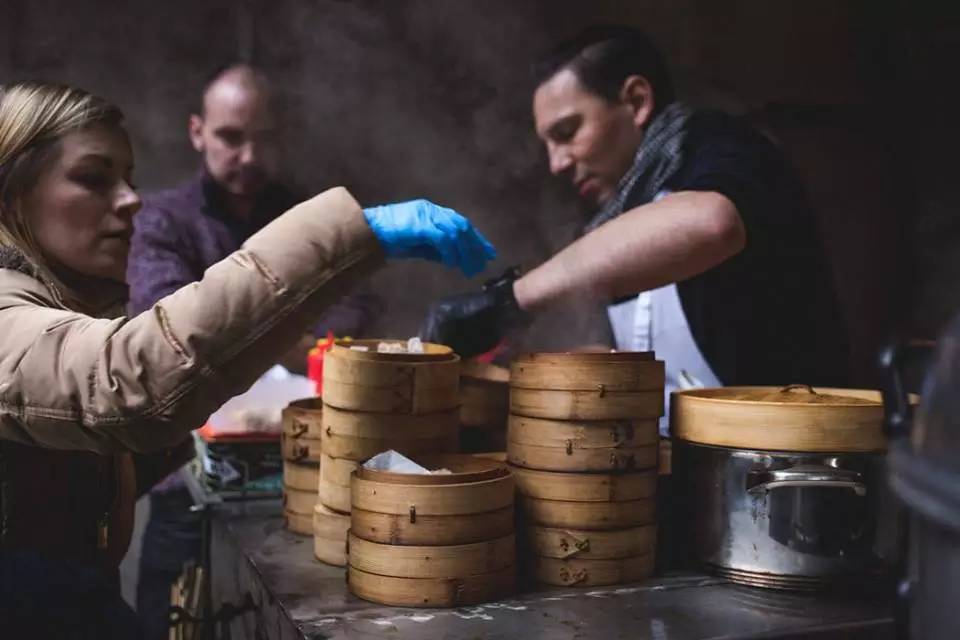 欧洲惊现「港式车仔档」!布拉格鬼仔卖热辣辣广东点心