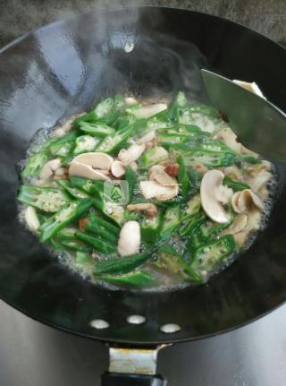 香肠炒秋葵做法步骤,炒秋葵鸡蛋的家常做法