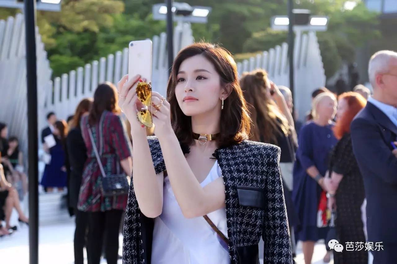 影后JulianMoore没有大牌架子，帅气的李宇春居然有点儿萌！「八九不离时髦」