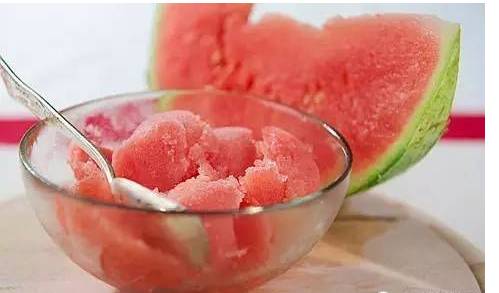 桃子跟西瓜一起吃中毒视频,桃子和西瓜同吃会中毒是真的吗