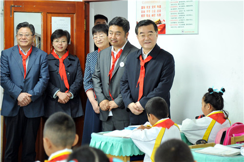 把培育少年儿童作为长远战略任务来抓努力为他们学习健康成长创造更好条件