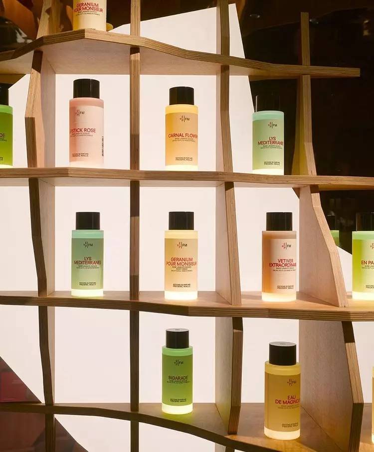 展翅腾飞的香水店