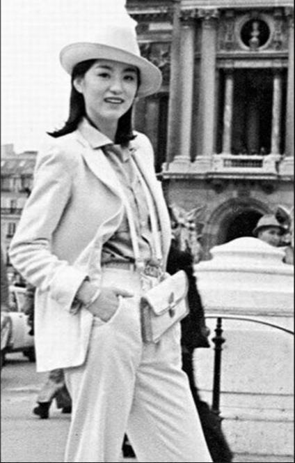 她已60岁但穿衣有品位,62岁的她颜值依旧