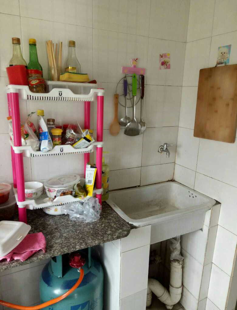 我在福州租了600块房子，巴掌大的空间，厕所却在厨房里