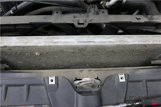 宝马5系水箱温度过高，问题原因竟然是上面盖了一层“棉被”