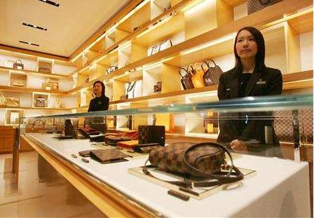 你是否也经历过被专卖店看不起,你们去实体店有没有被嫌弃过