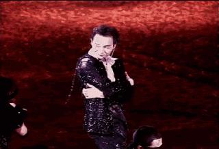 跑男团穿高跟鞋，李晨走不了路，鹿晗竟毫无违和感，美成了这样