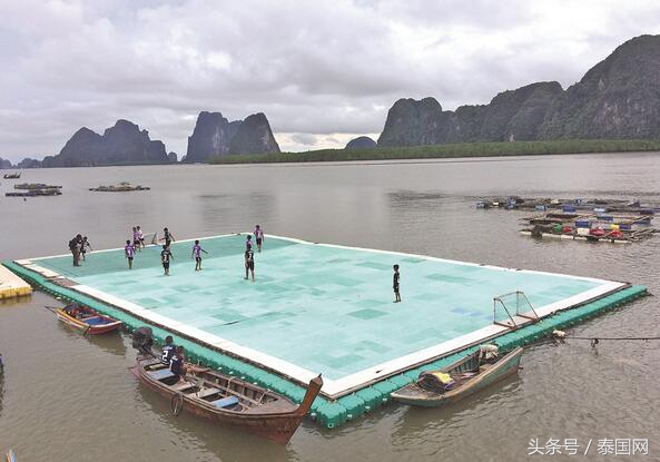 水上足球场的视频,漂浮水上的足球场