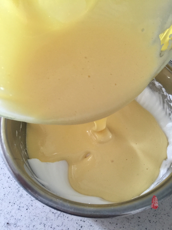 首次学做的蛋卷,特为孙女送上的儿童节礼物—曼越莓干蛋糕卷