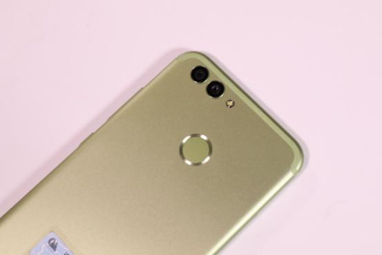 华为nova2颜值好看,高颜值爱自拍买华为nova2