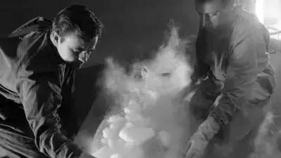 他高中没毕业，却亲手处理了首例“冷冻人”，现在竟还要让其复活