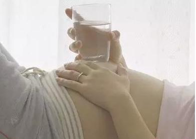 孕妇五个月见红着急去医院么,孕五个月见红医生开了止血保胎药