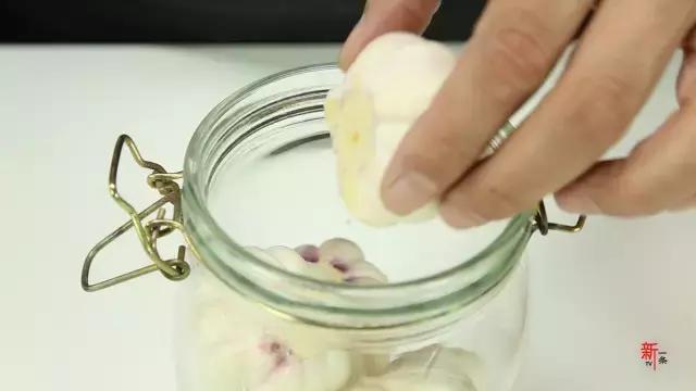 别再用醋腌大蒜了，试试这种方法，杀菌消炎，防癌症，增强免疫力