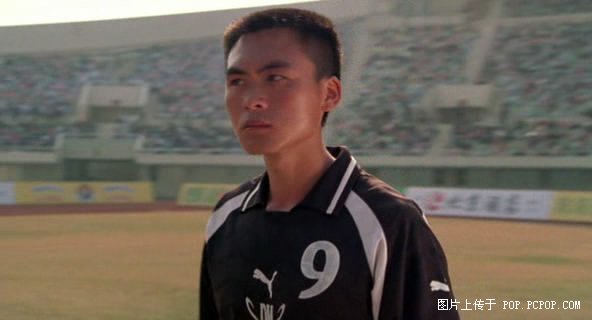 他饰《少林足球》魔鬼队九号，少林武僧出身，任深圳公安武术教头