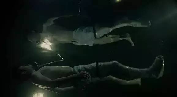 恐惧噬骨!榨干人油当解药,只为延长寿命等女儿长大后*亲近**繁殖