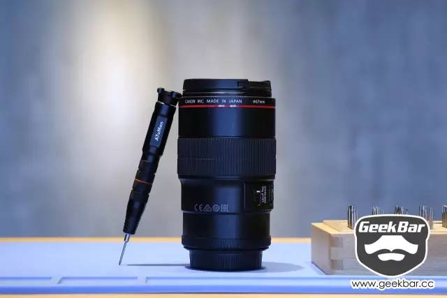 一套12合一的螺丝刀,一套小的螺丝刀