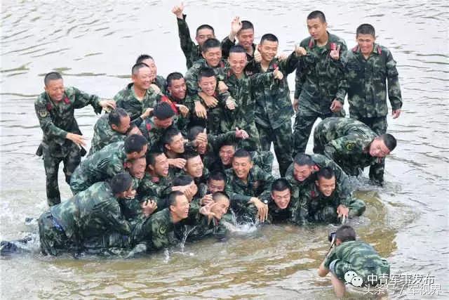 戈壁足球、火线飙车、特殊“彩蛋”快看，部队发生的这些事儿