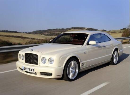 现代复古车跑车,跑车风格的越野车