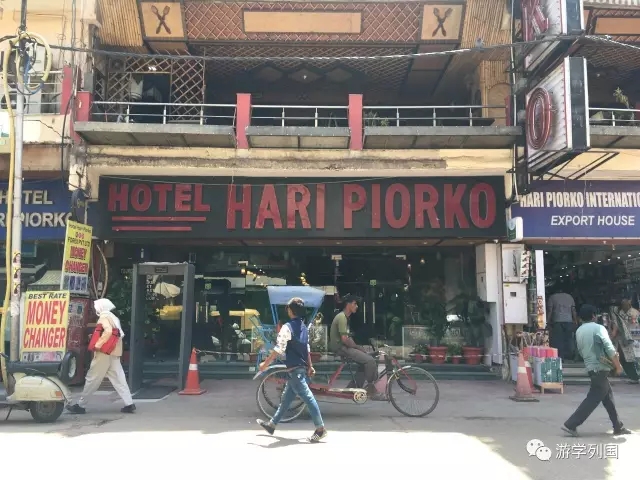 两个小姑娘只身前往印度遇到骗局,两个女孩被人骗到山里