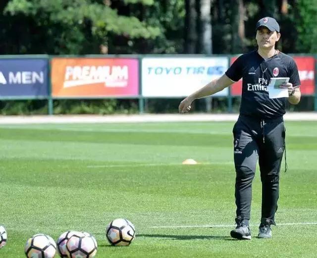 他们都穿什么篮球鞋,他们穿什么衣服翻译