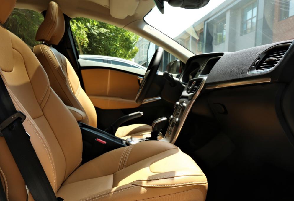 沃尔沃v40试驾视频胖哥,试驾沃尔沃v40对比高尔夫