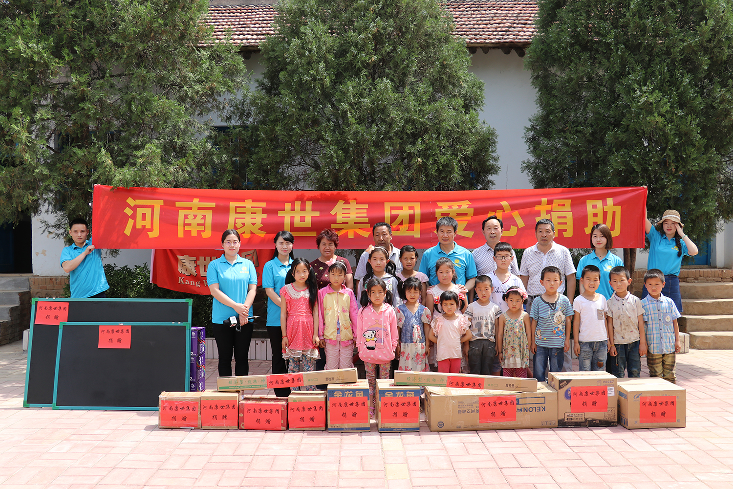 儿童节爱心人士捐赠活动,爱心企业捐赠小学饮水机庆六一