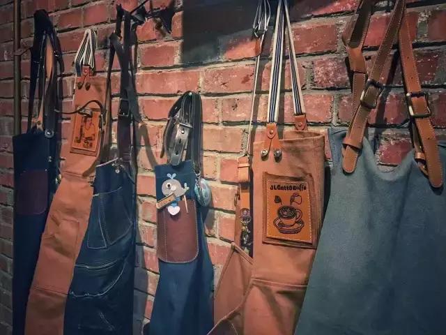 一对夫妻一墙之隔开两家咖啡店，上演的不是相爱相杀，而是了解