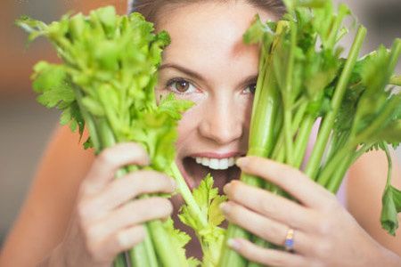 脚黑怎么洗白最好,夏天如何保持脚白