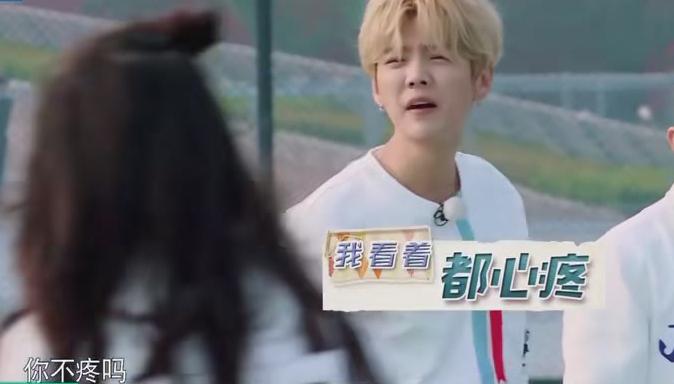 那么多路人甲都阻挡不了,鹿晗和热巴十指相扣对视